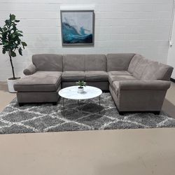 Graige Ushaped sectional w/Chaise! 🛻 Delivery Available