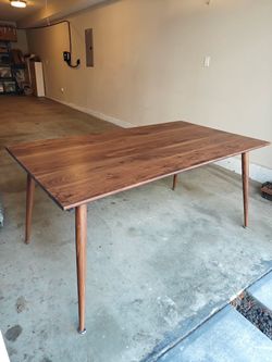 Extendable dining table