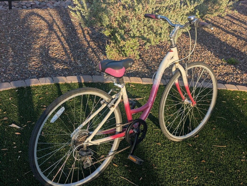Fuji Womens Crosstown 4.0 Low Step Bicycle, 28-In Tires, 7-speed, 15.5 In Frame ,Seat Shock Absorber