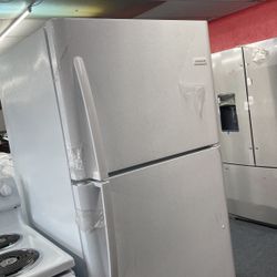 New Scratch And Dent Frigidaire 20.4 Cu Ft Top And Bottom Fridge. 1 Year Warranty 