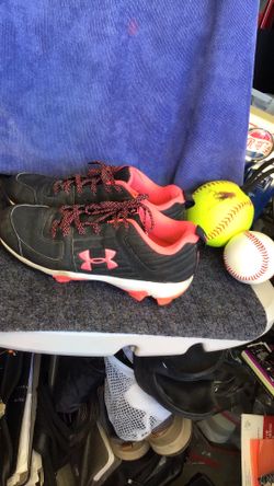 Under Armour lead off youth baseball or softball cleats size 3.5Y