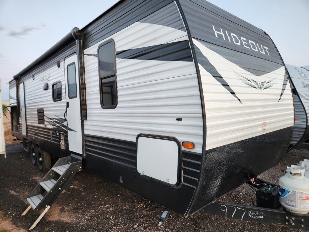 2020 Keystone Hideout 32ft bunk room two slides sleeps
