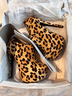 Steve Madden Leopard print heel Sz 6 1/2