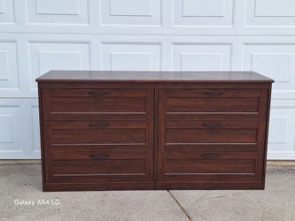 DRESSER