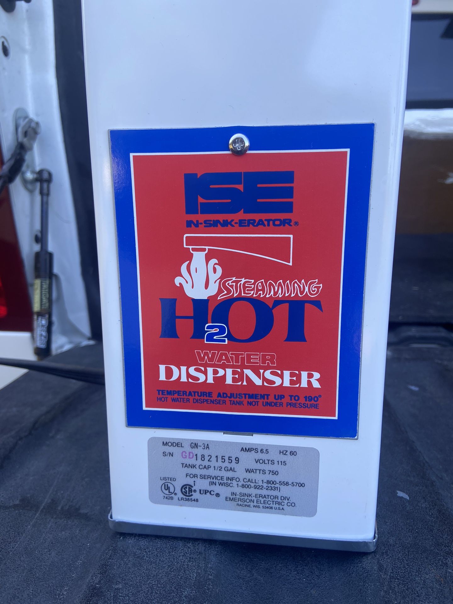 Brand new never used half gallon 750 W hot water dispenser
