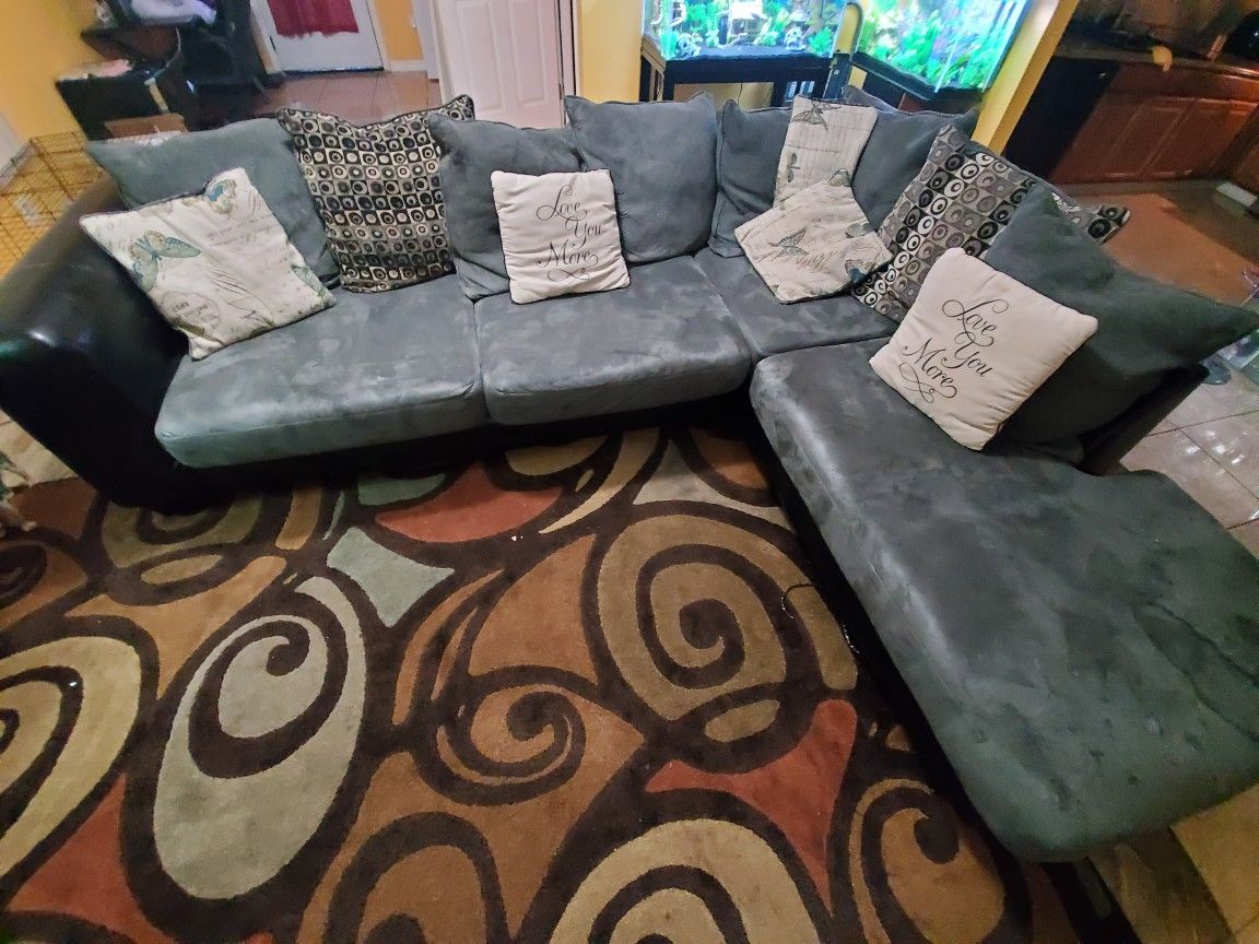 Sectional Sofa w/pillows