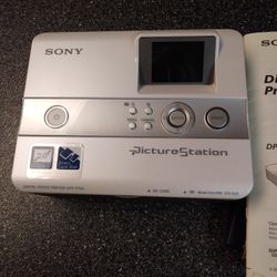 SONY PICTURE. STATION.  CARRY CASE USED 2 TIMES 