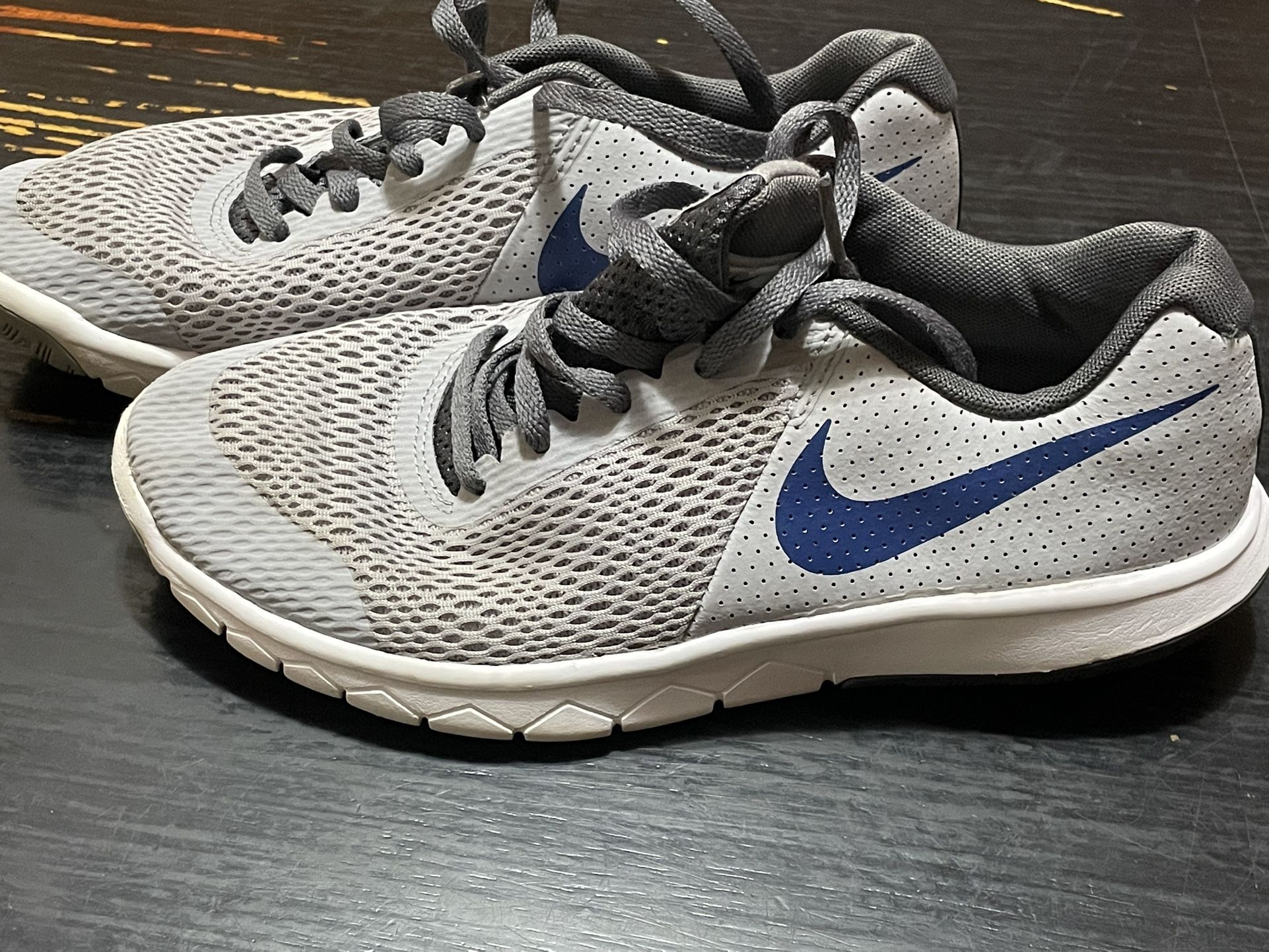 Size 4.5y Nike! Girls