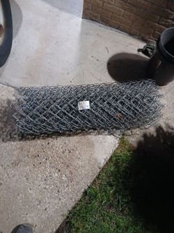 Chain link fencing 25 ft x 3 ft tall used good shape