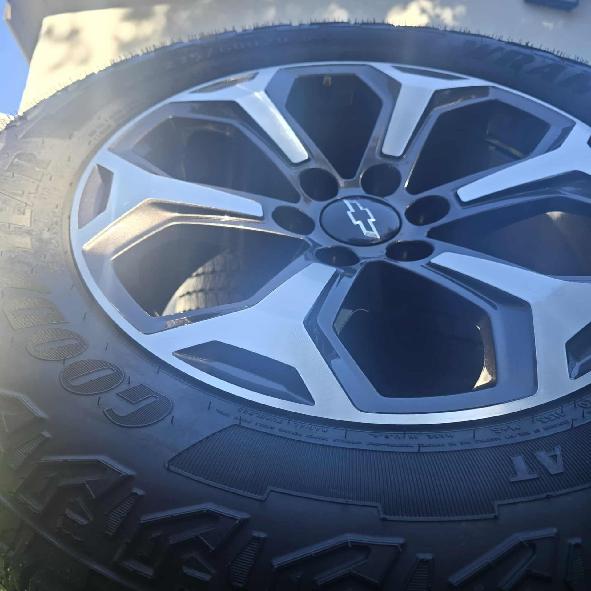 4 NEW 2025 Chevrolet Silverado RIMS AND TIRES 20" $1950