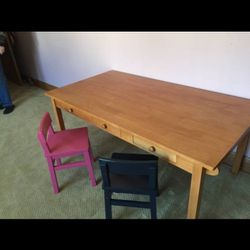 Pottery Barn Kids CAROLINA ACTIVITY and CRAFT TABLE with 4 matching chairs - $105 OBO
