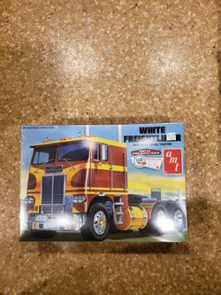 AMT White Freightliner 1:25th scale