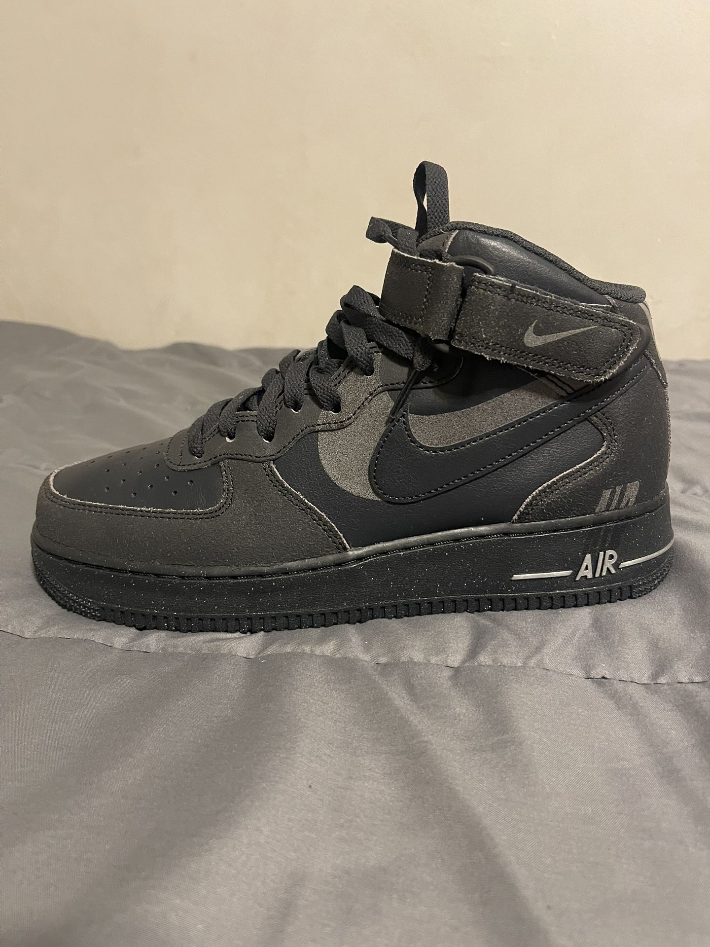BRAND NEW MEN OREO AIR FORCE ONES… ..SIZE 9…