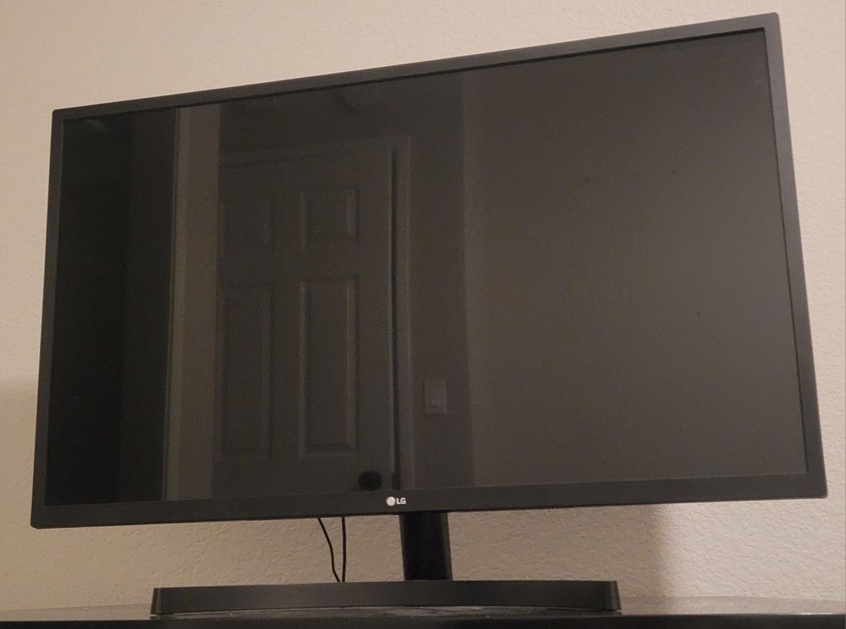 32" LG LED Monitor W/ Stand