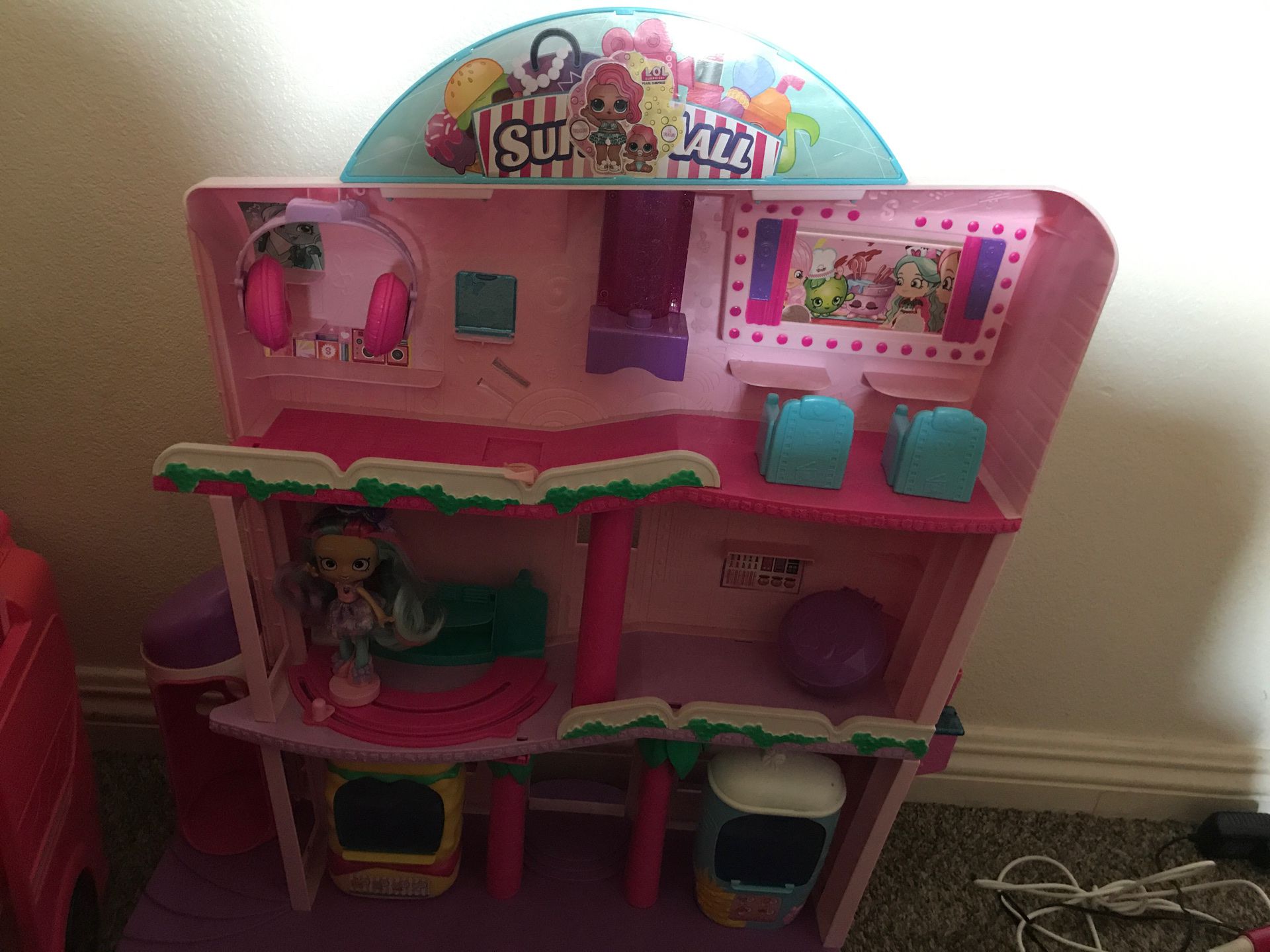 Shopkin mall comes with doll and shopkins