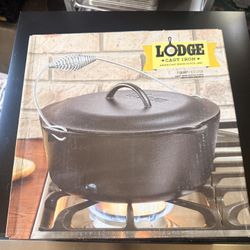 Lodge 7 quart cast iron Dutch oven