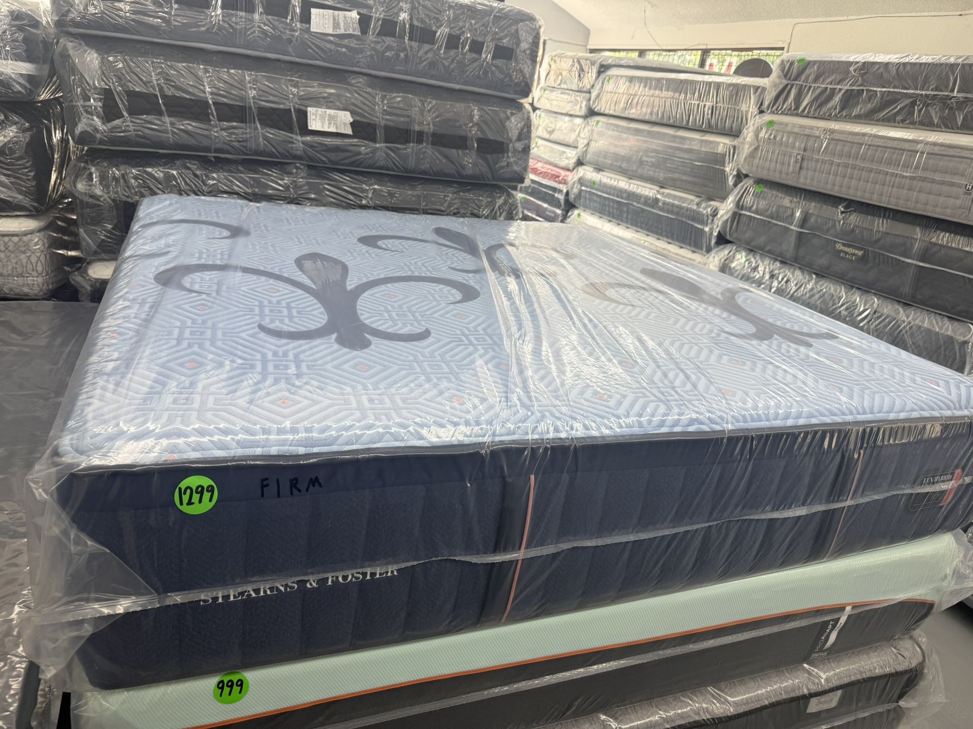KING SIZE STEARNS & FOSTER LUX ESTATE HYBRID MATTRESS & BOX SPRINGS BED SET