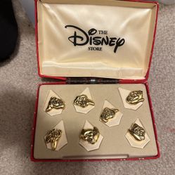 Disney 3D Gold Tone Snow White And Seven Drafts. 