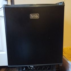 Mini Fridge Black And Decker 1.7 Cu Ft Like New