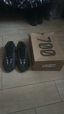 Yeezy 700 V3 size ten