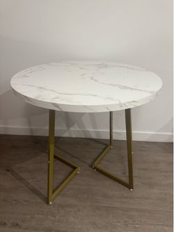 Round dining table