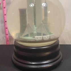 @CHV.  Vintage New York NY Sankyo Musical Globe pre 911 