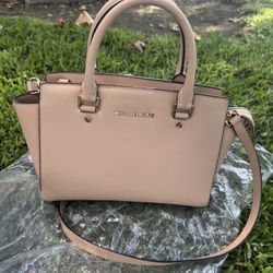 In Great Condition!!! Michael Kors Crossbody