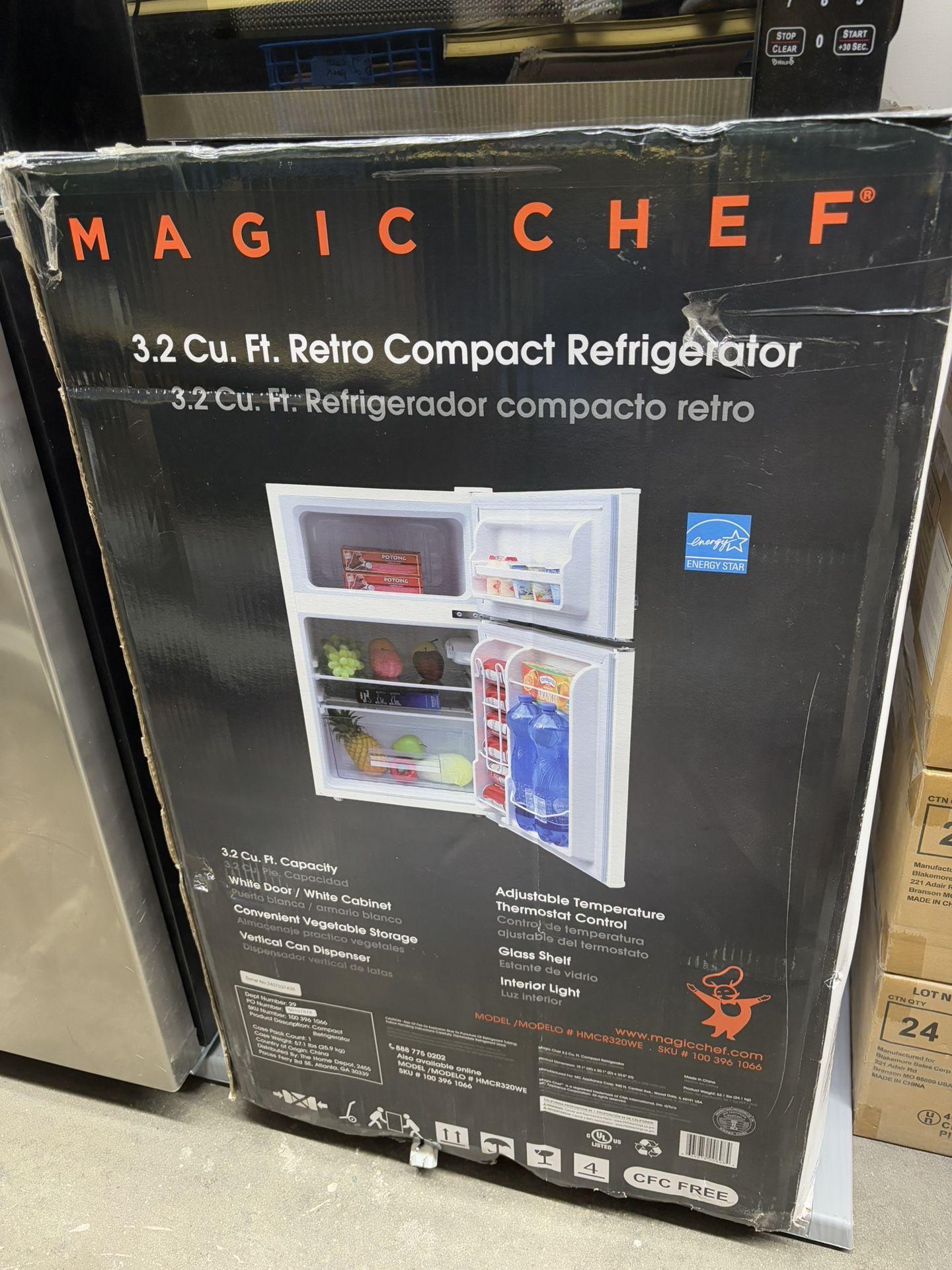 Magic Chef Retro 3.2 Cu. Ft. 2 Door Mini Fridge in White, mini refrigerador