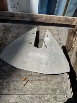 Dolphin fin for outboard