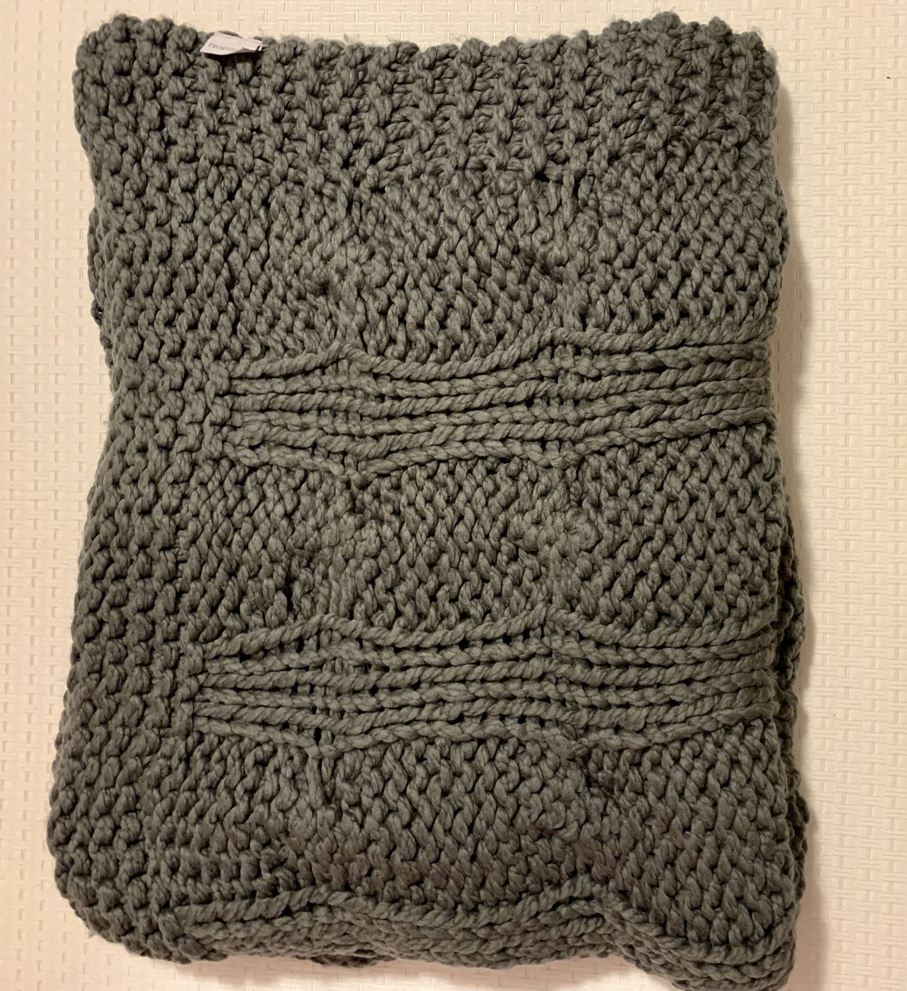 Front gate Cable Knit Throw
