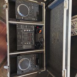 2 Pioneer Multi-Player Cdjs, 1 Pioneer mixer, Coffin Flight case, 3 power chords and 2 rca