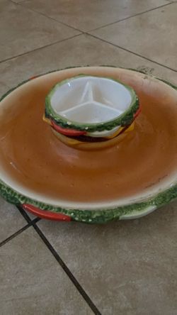 Cheeseburger shaped nacho holder