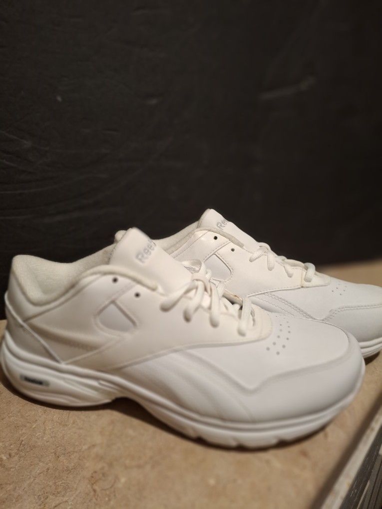 Brand NEW REEBOK RUNNERS SIZE 7 WOMANS