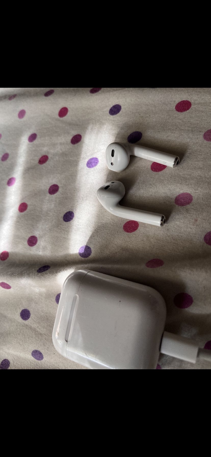  Apple AirPods (2nd Gen) with Charging Case
