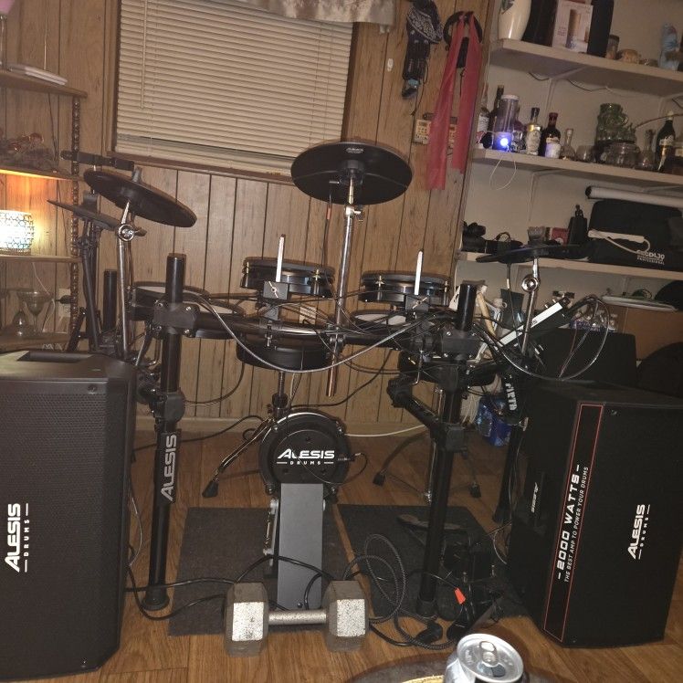 ALESIS COMMAND Special Edition  MESH 12  PIECE Ekit With 2 2000W SPEAKERS