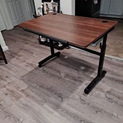 Pending Computer desk