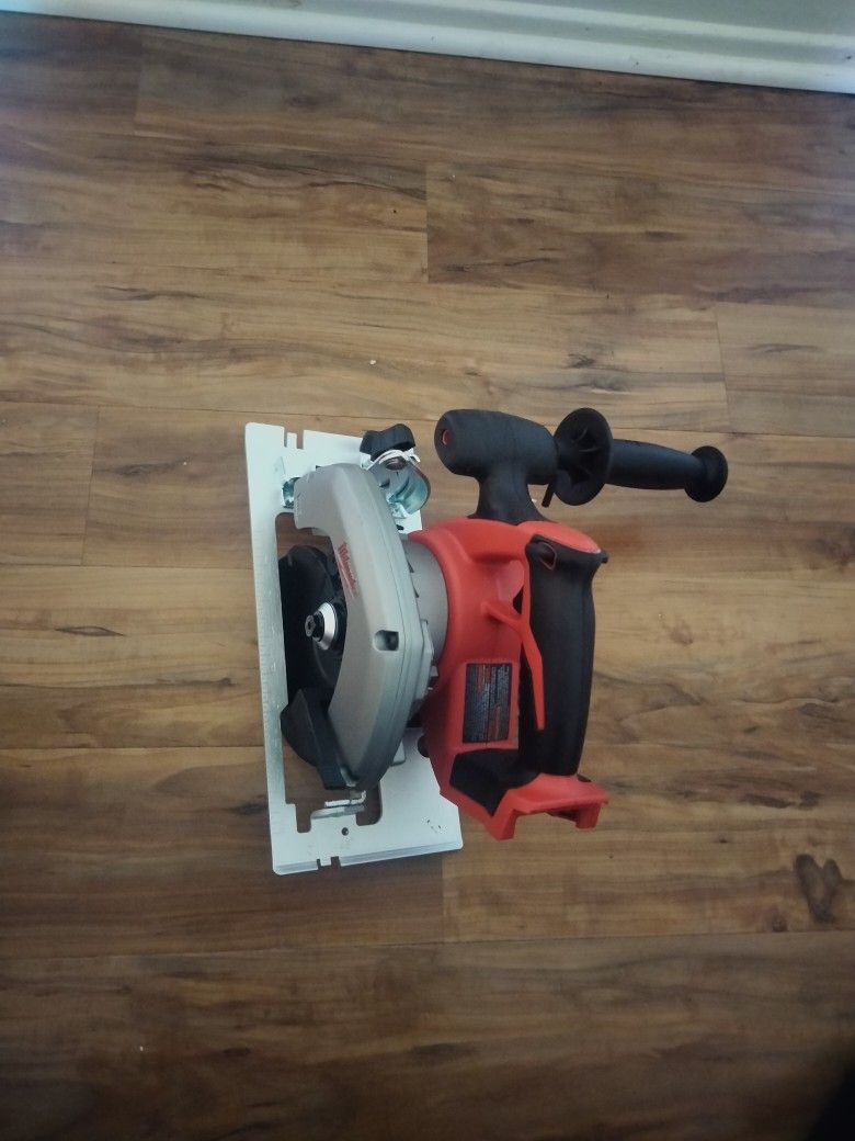 Milwaukee Circular Saw (M18 Series)
Use: Cuts wood, plywood, flooring, or framing lumber.
Type: Cordless — “bare tool” (battery not attached).