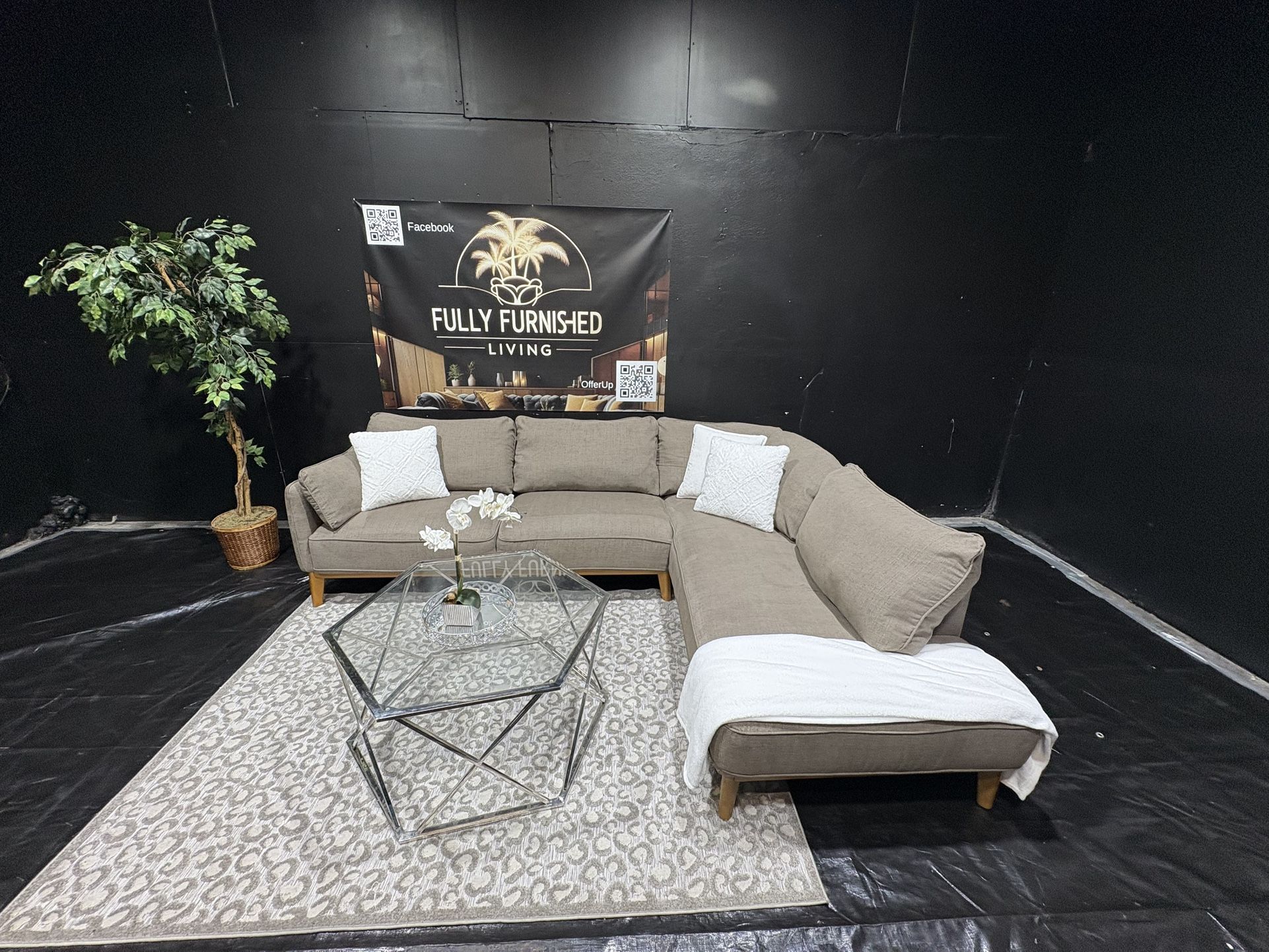 Sectional/couch/sofa,color:taupe,size 110x86,Delivery available π