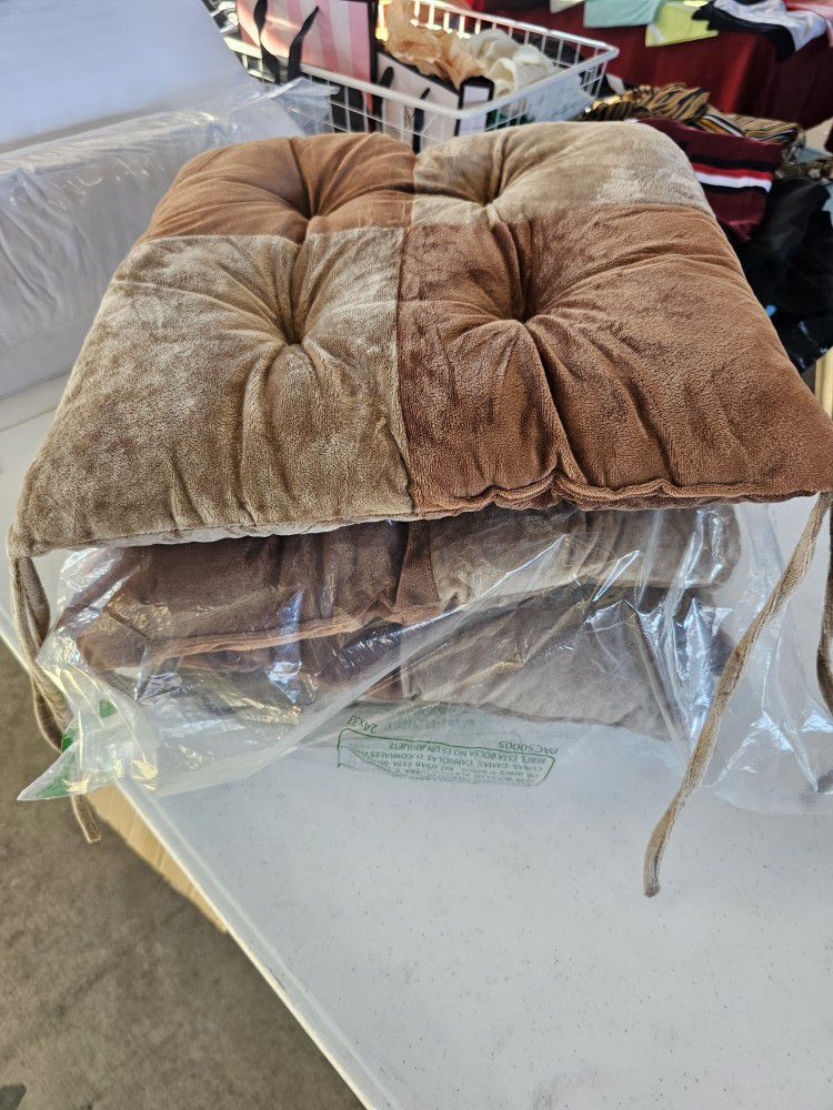 4 chair cushions 16"×16" $30