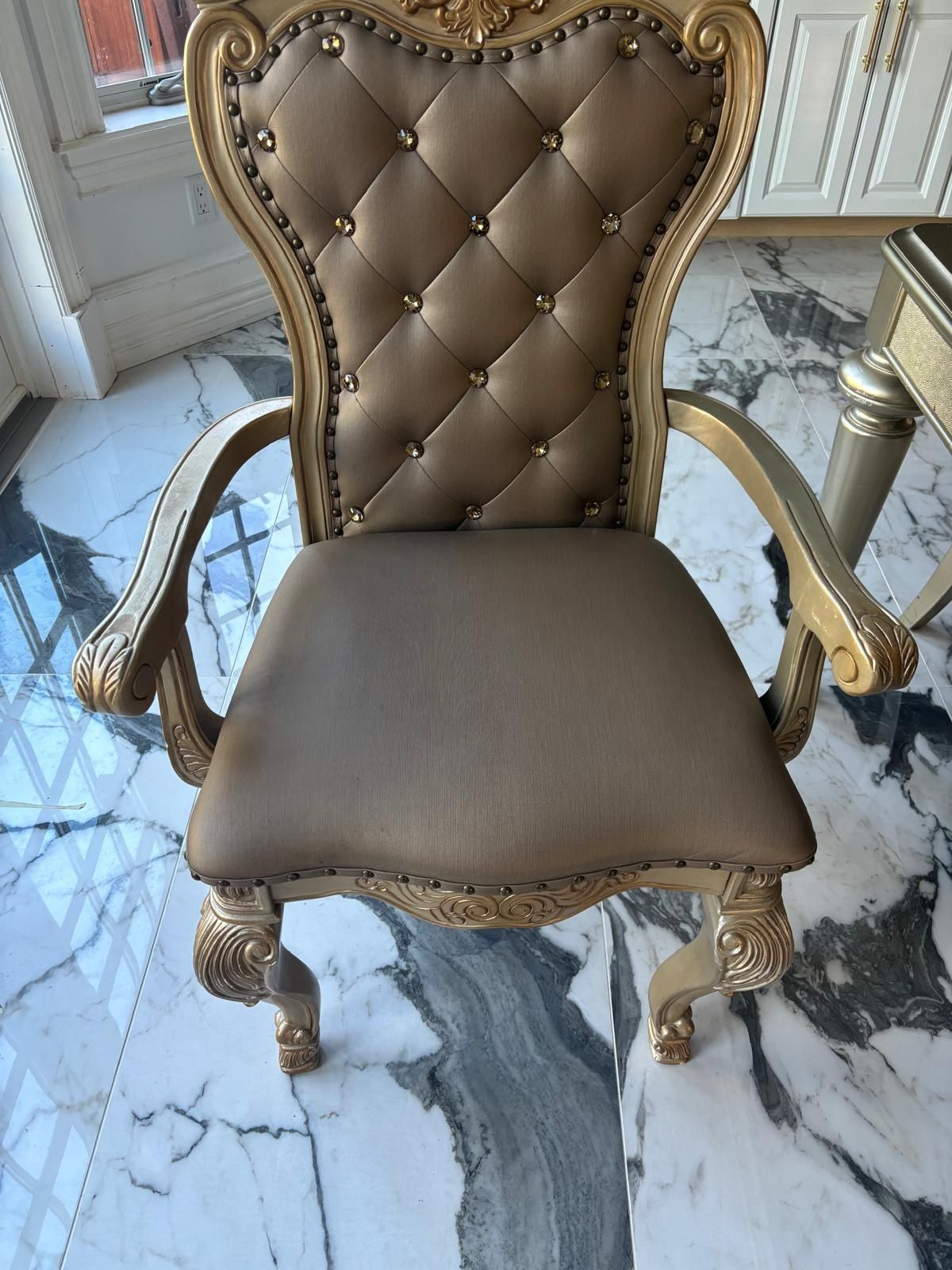 Dinning Room Table And Chairs 