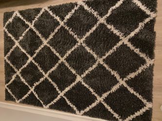 80 x 54” gray geometric patterned rug