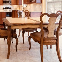 Dining Table And  6  Chairs 