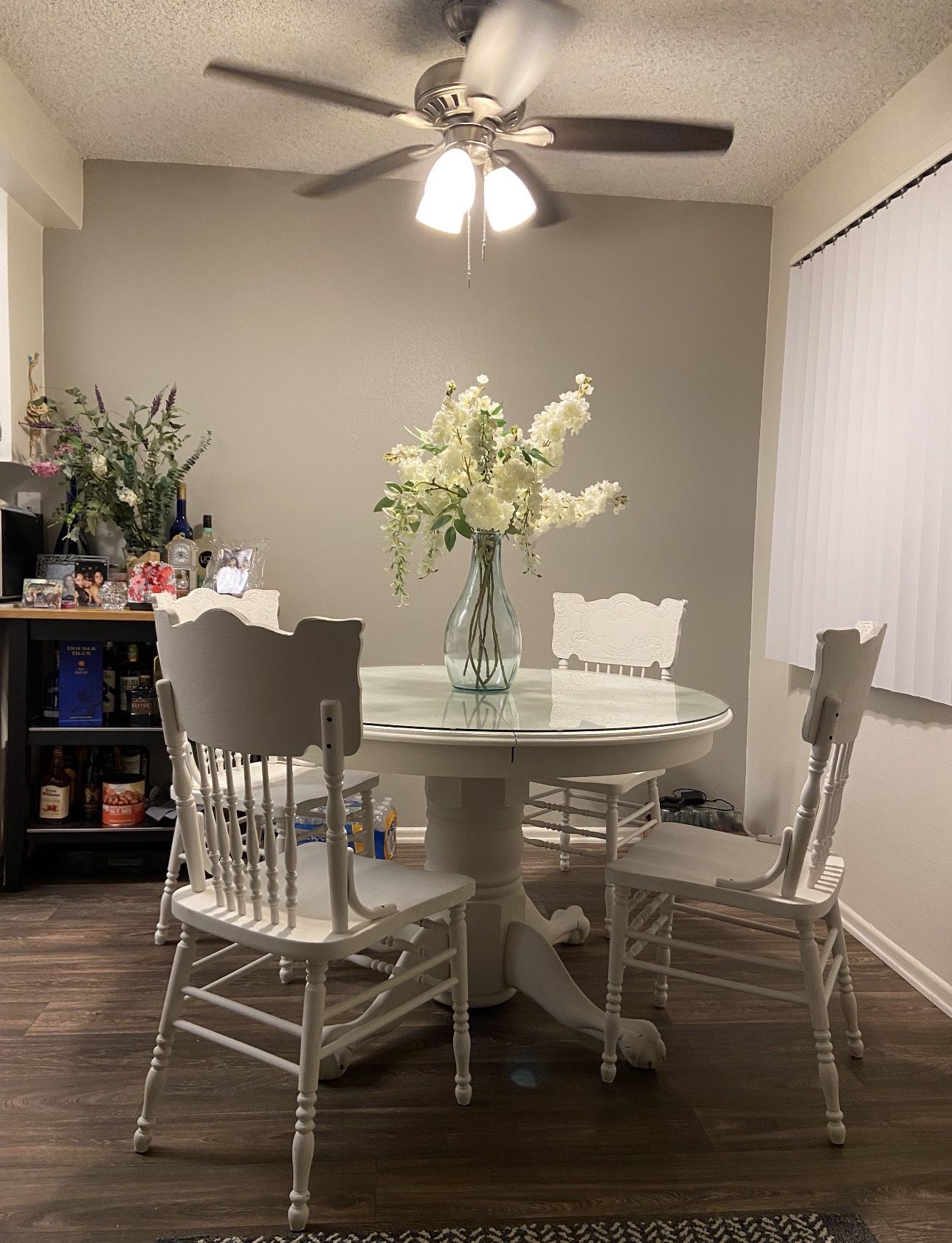 WHITE CUSTOM ROUND ANTIQUE TABLE WITH CHAIRS