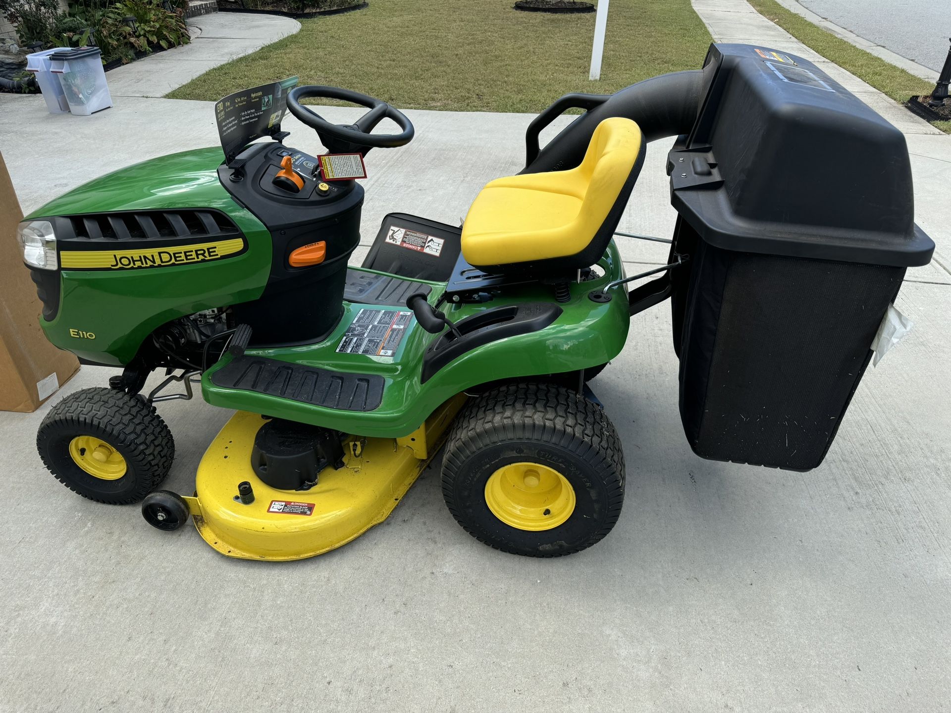 John Deere E110 Lawn Tractor
