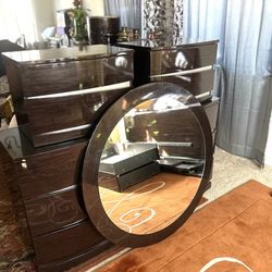 Wooden 6 Drawers Dresser And Mirror((59”L,18” D,,32” H ))   And 2 Nightstands ((24”L,16”D,16.5”H)$