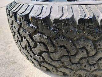 One bf Goodrich lt285/65/18 LT285/65/R18 tire with rim
