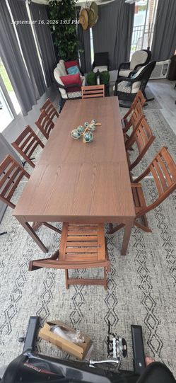 Extandable Dinning table 6 to 10 seaters with 10 chairs perfect conditions