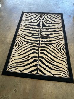 Rug used good condition like new. Pick up El More . Cash only . L 7Ft6 (90cm) W 5Ft3 (63cm)