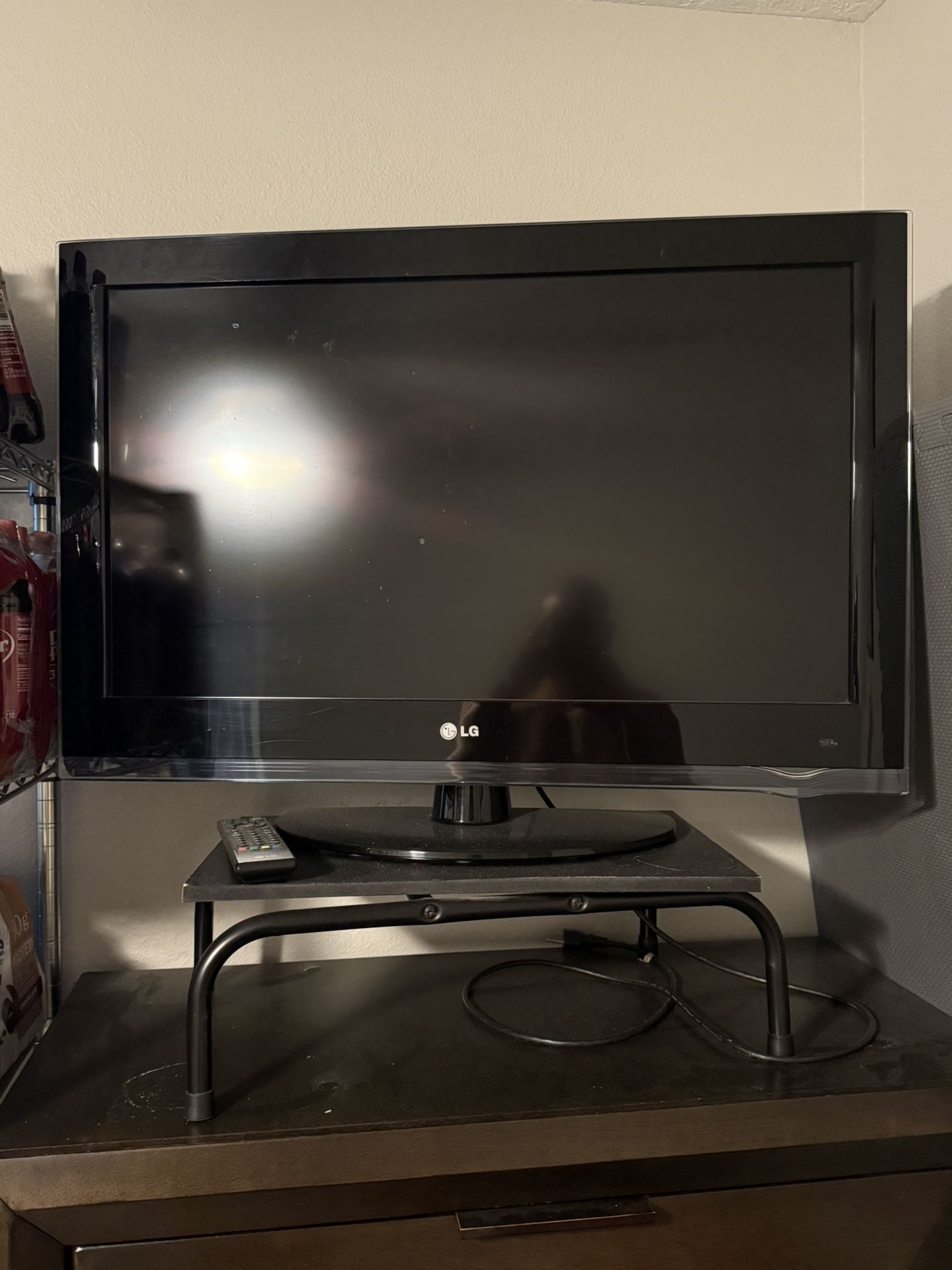 32” LG LCD TV with Swivel Stand 