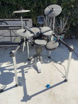 Alesis Electronic Drum Set + Simmons DA50 Drum Amp – Complete Setup